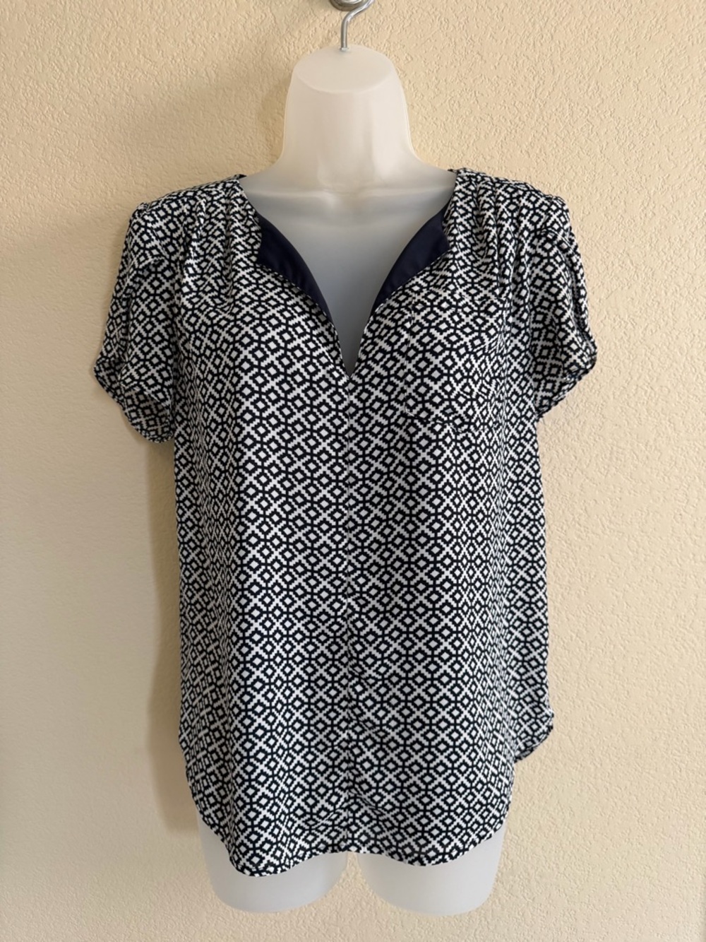 41 Hawthorn Navy & White Geometric Split-Neck Blouse
